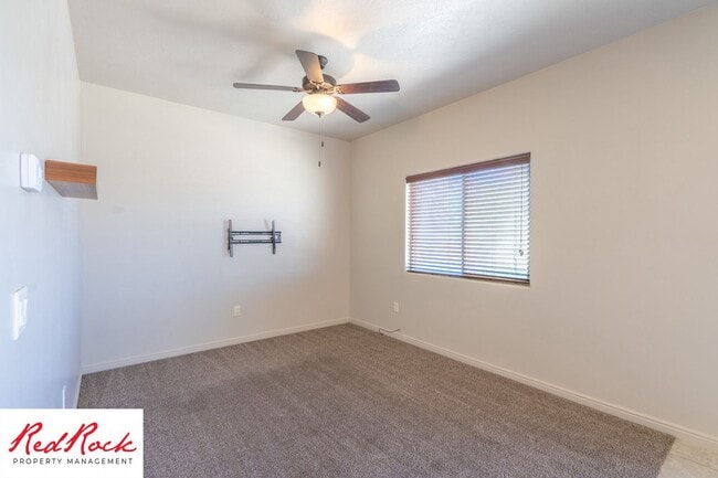 Building Photo - Lovely townhome with Community Pool!