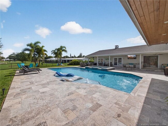 Building Photo - 724 NW Spruce Ridge Dr