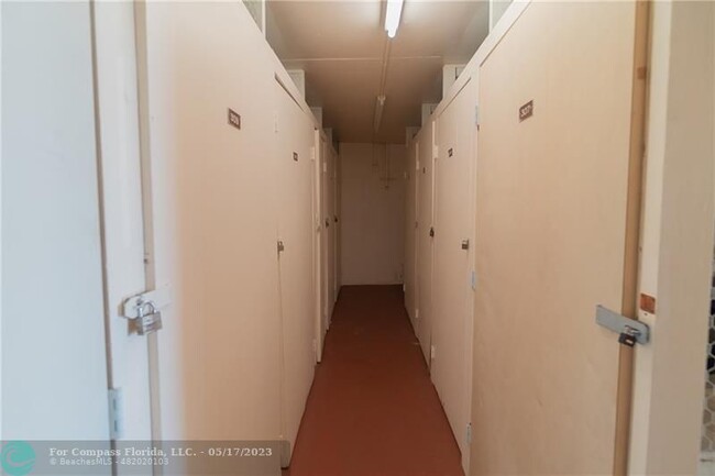 Building Photo - 9220 S Hollybrook Lake Dr