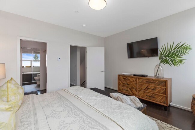Building Photo - 3Bd/3Ba Seattle Townhouse