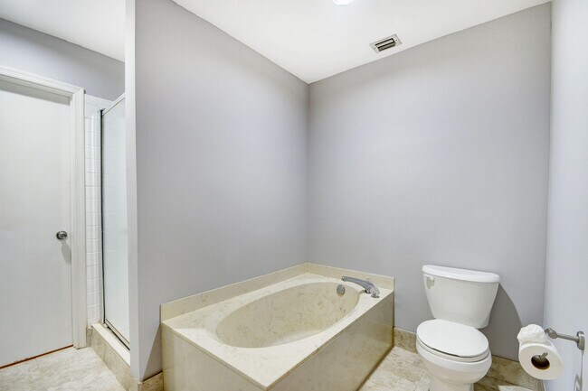 Building Photo - 1105 Maplewood Dr