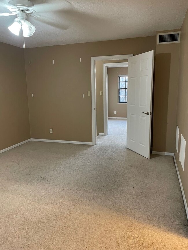 Building Photo - *Knoxville 37912 - 2 bedroom, 2.5 bath townhouse - Call Regina Upshaw (865) 237-2369