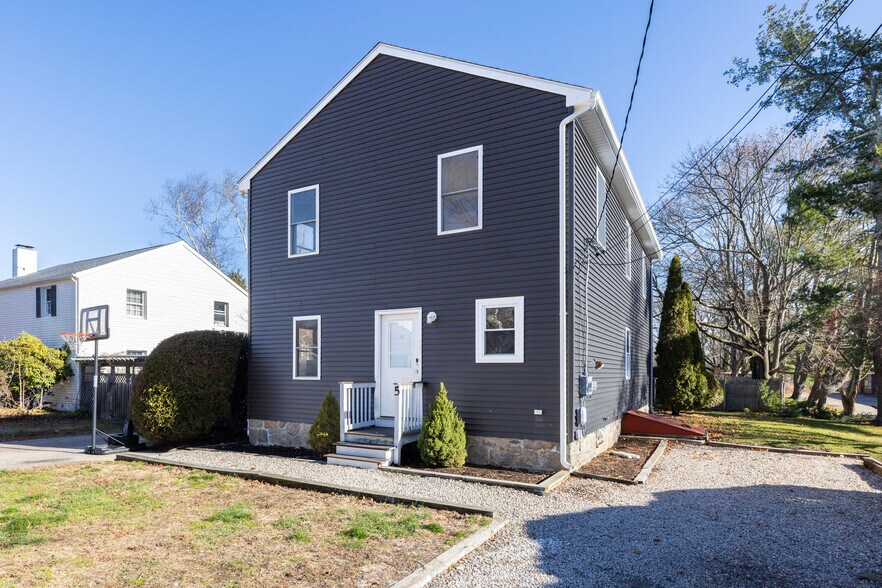 Building Photo - 5 School Ln