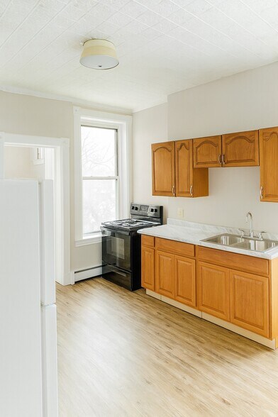 Building Photo - 164 Main St