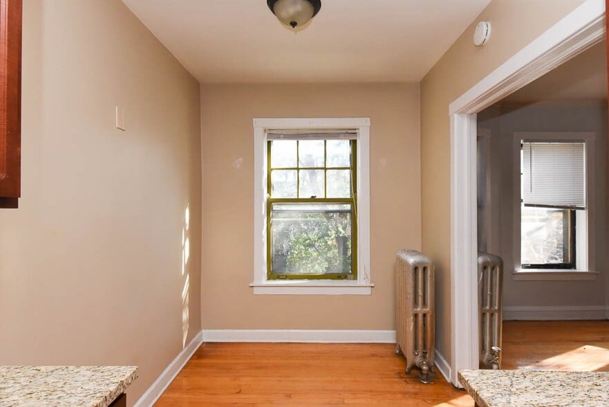 Building Photo - 2105 W Ainslie St