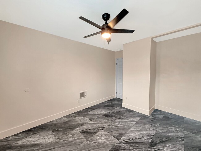 Building Photo - Bright & Updated 2-Bed Condo in Gated Vill...