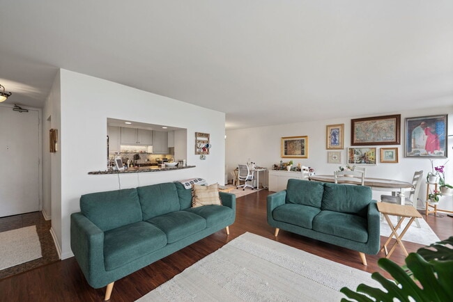 Building Photo - 111 E Chestnut St