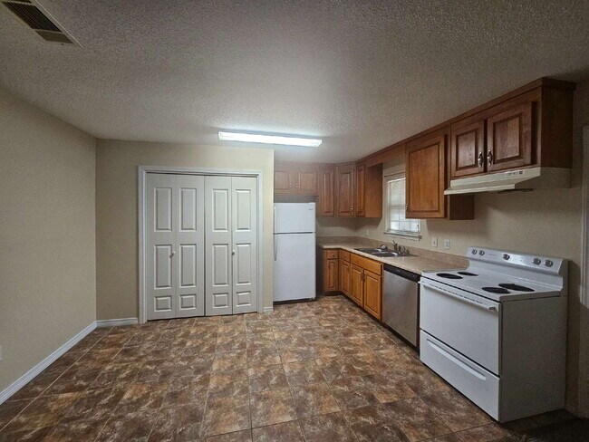 Building Photo - "Charming 3-Bed, 2-Bath Retreat Awaits!"