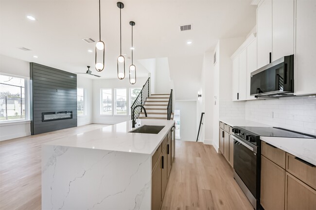 Building Photo - 3808 Ennis St