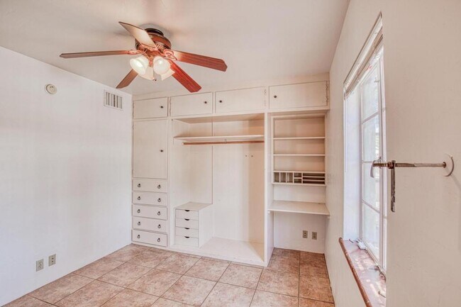 Building Photo - 1304 E Linden St