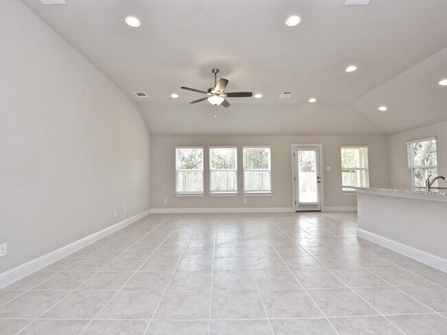 Building Photo - 3 BR/2 BA - 1554 SF Home in LAGO VISTA!!!