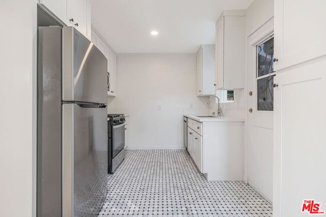 Building Photo - 2310 1/2 Pisani Pl