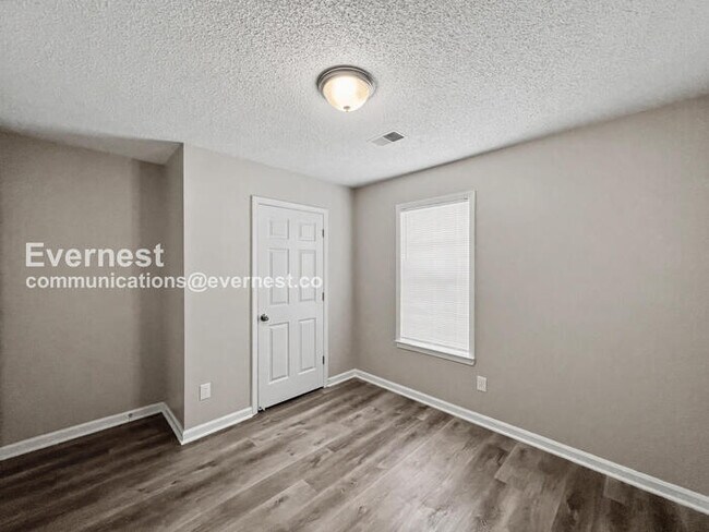 Building Photo - Limited Time Special Offer / 4 Bed, 2 Bath Home with Fenced Yard / Pet-Friendly / Available Now!