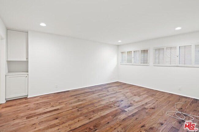 Building Photo - 853 Le Doux Rd