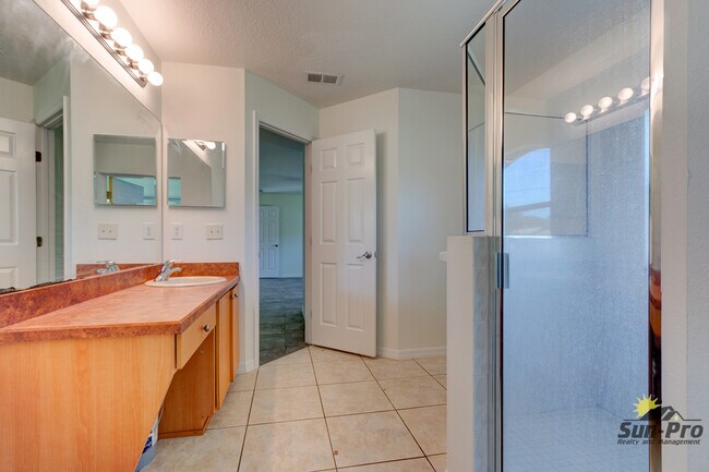 Building Photo - 5505 Magnolia Ave