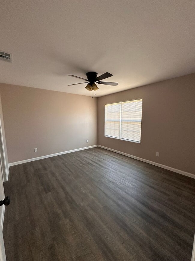 Building Photo - 3 Bed 2 Bath Brick Home with Fenced in Backyard