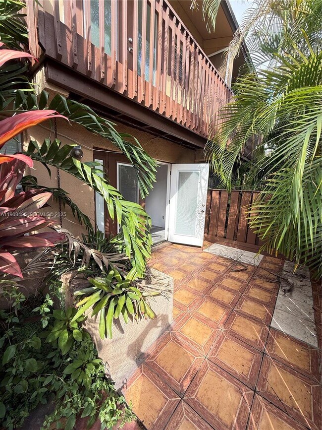 Building Photo - 9986 Royal Palm Blvd