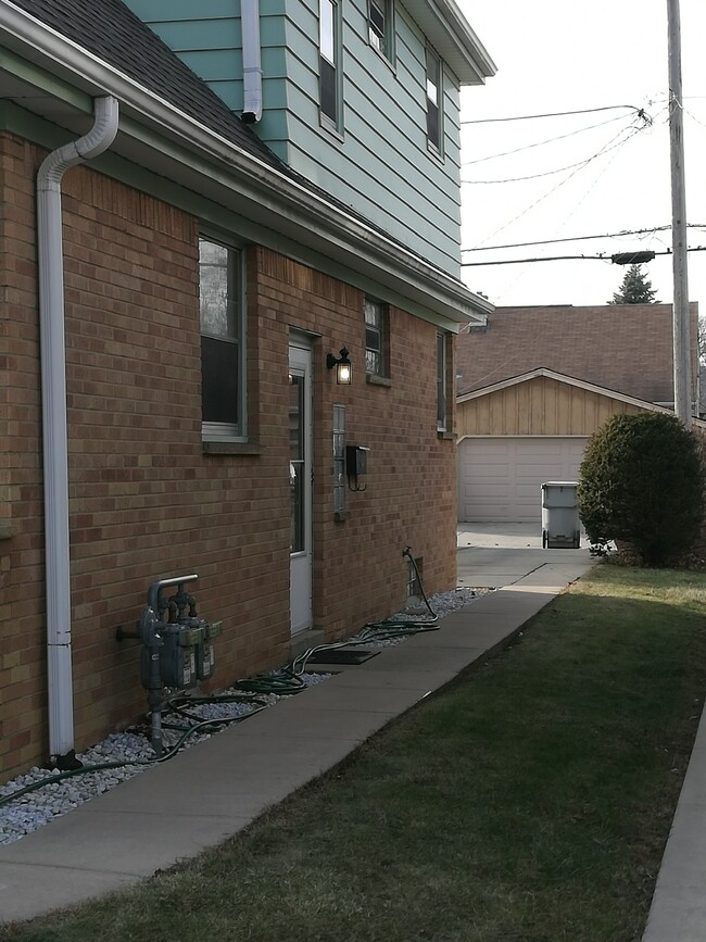 Side Entrance - 3209 S 35th St