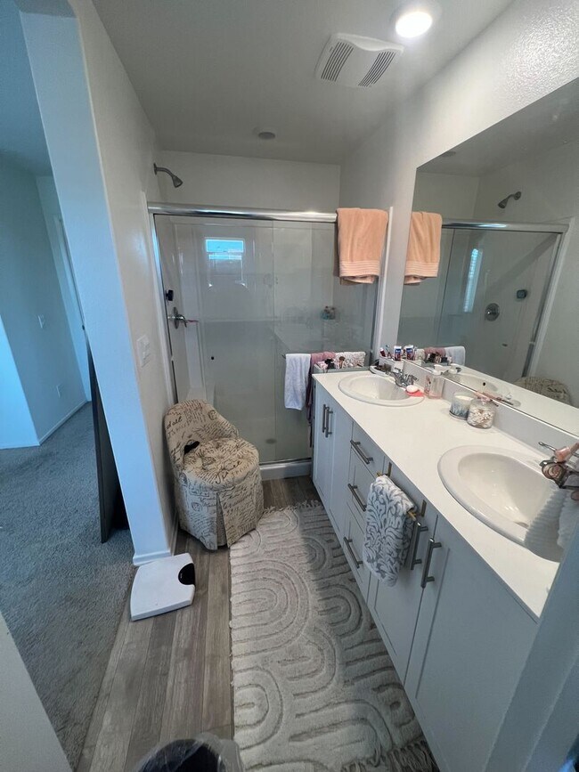 Building Photo - Comfortable Living in a Quiet Neighborhood...