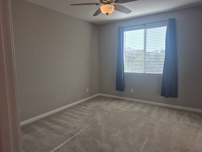 Building Photo - Beautiful 3 Bedroom 2.5 bath home with loft.
