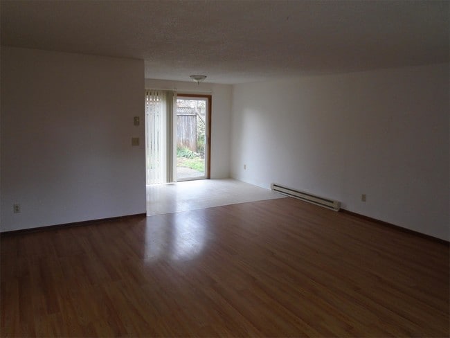 Building Photo - 975 N 4th St