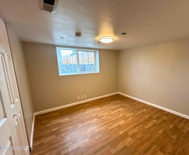 Building Photo - 320 W Plumb Ln