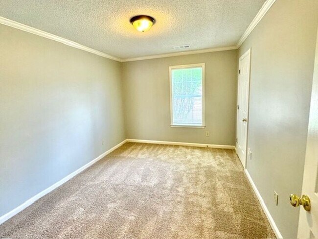 Building Photo - Renovated Homme! Southeast Memphis- Now Le...