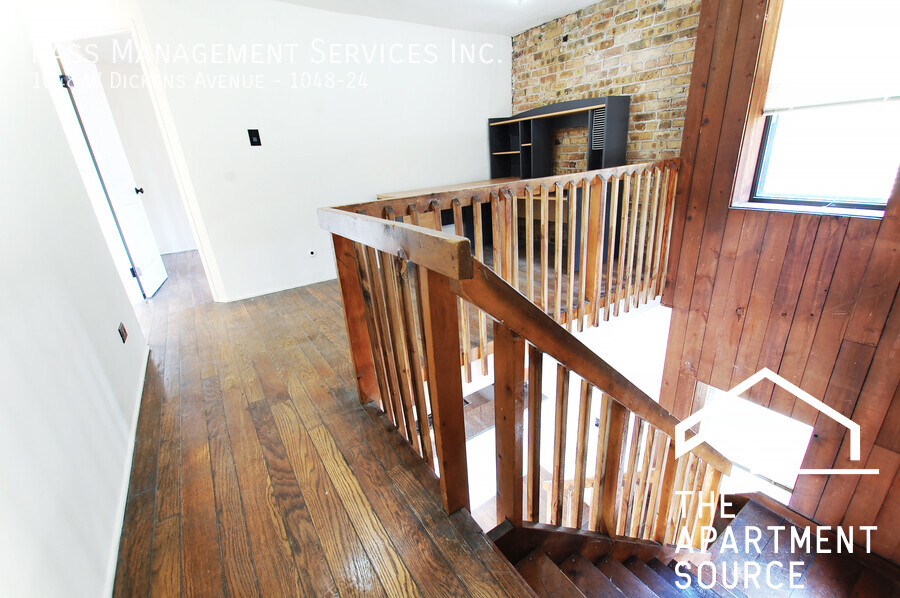 Building Photo - 1048 W Dickens Ave