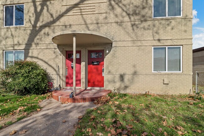 Building Photo - 307 W Morton St