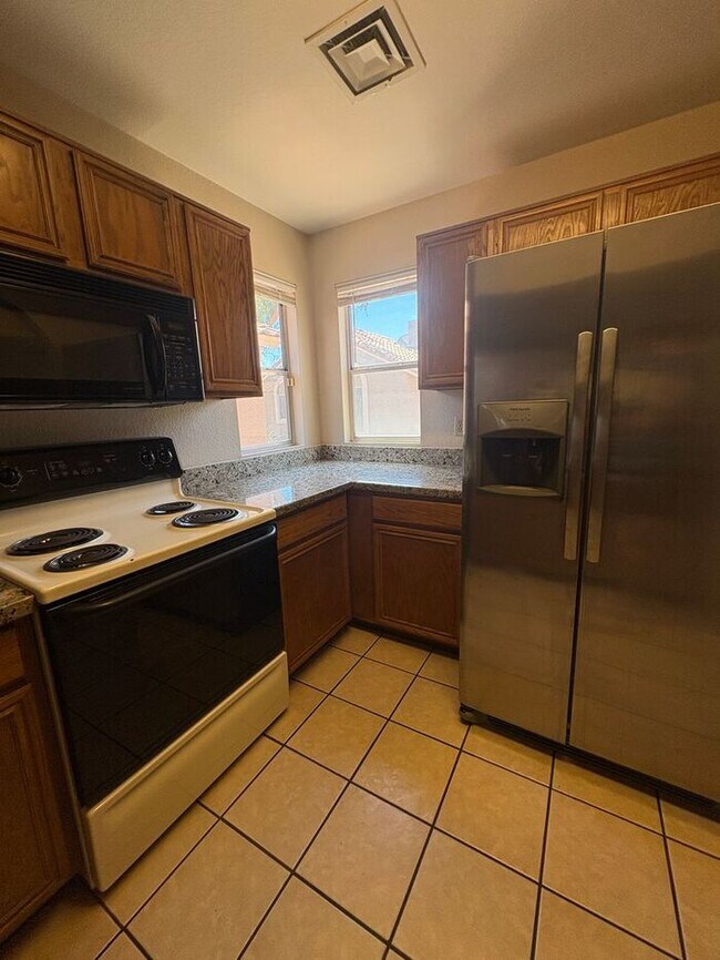 Building Photo - READY TO TOUR NOW! 2 Bedroom 2 Bath Peoria Townhouse