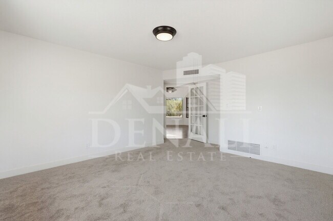 Building Photo - 10643 N Indian Wells Dr