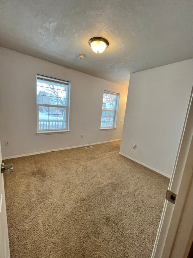 Building Photo - 515 Sawtooth St