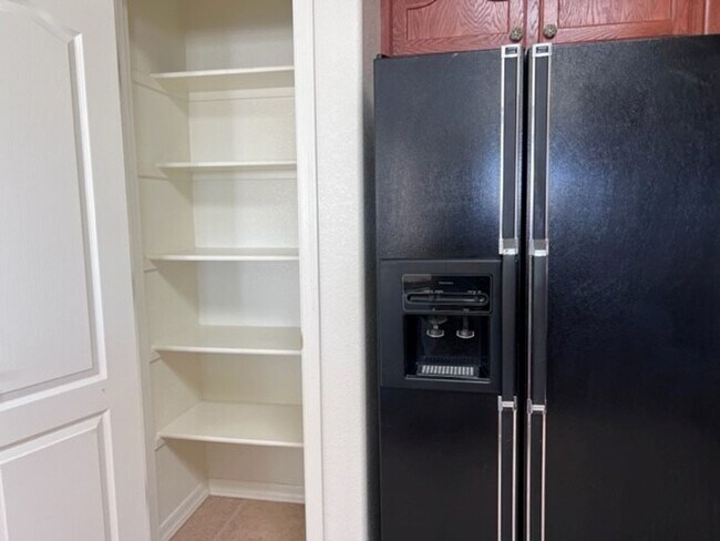 Building Photo - 3 Bedroom 2 bath Home Boat Deep Garage and RV parking Near Safeway