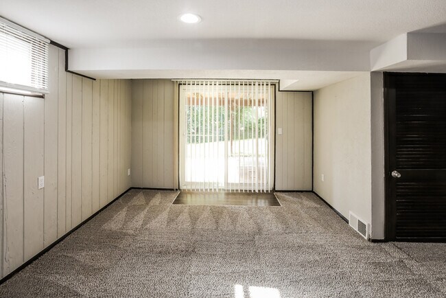 Building Photo - Spacious Three-Level Home in Kansas City, MO