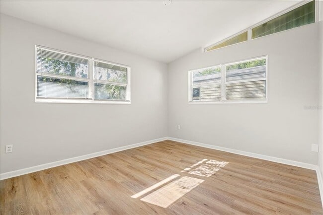Building Photo - 1104 W Hillcrest Dr