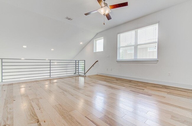 Building Photo - 2117 Maxwell Ln
