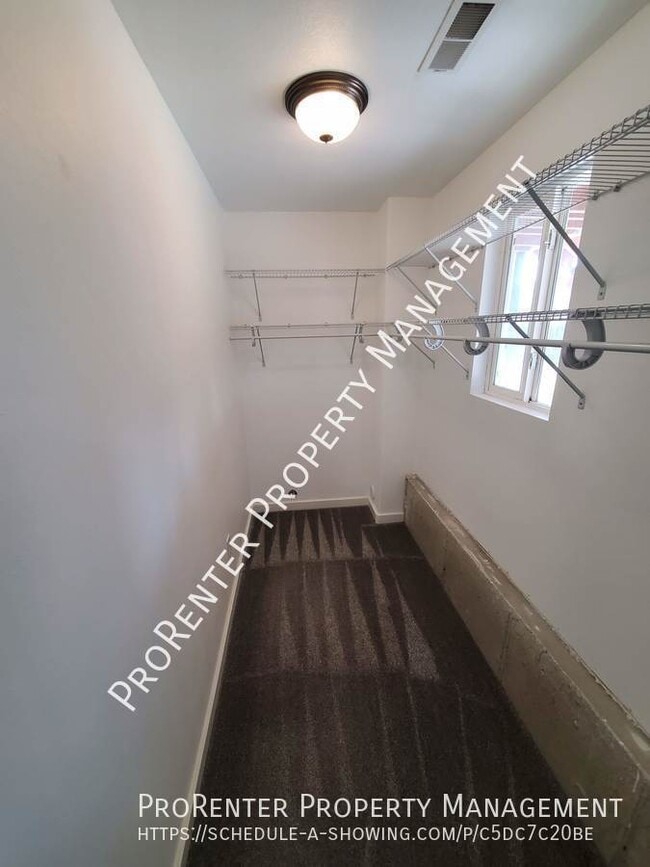Building Photo - 4252 Midland Dr