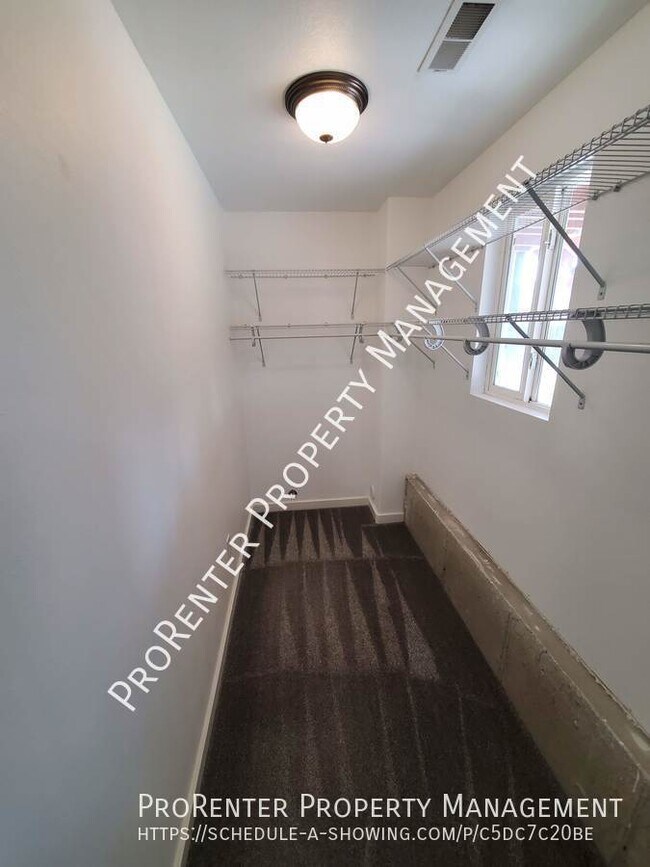 Building Photo - 4252 S Midland Dr
