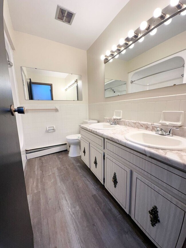 Building Photo - 2 Bedroom and 1.5 Bathroom Apartment in Be...