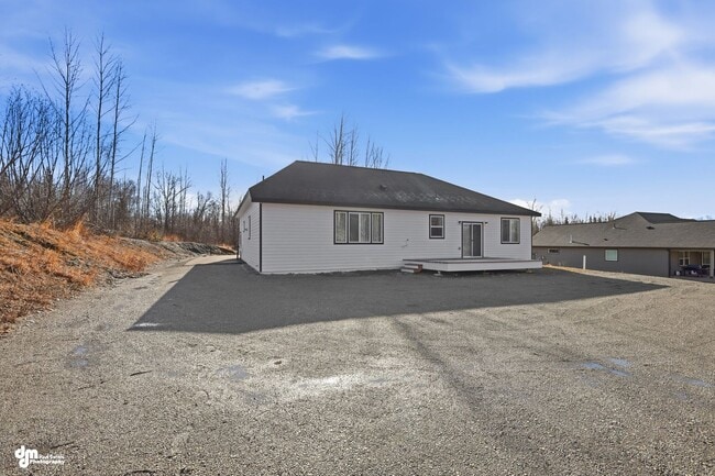 Building Photo - 4 Bedroom | 2.5 Bathroom | 2 Car Garage - Convenient Location!