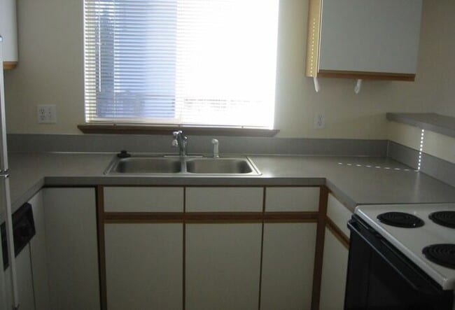 Building Photo - Well-Maintained 2 bed, 2 bath unit in 4-Pl...