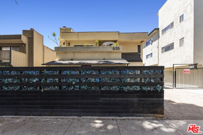 Building Photo - 635 Westmount Dr