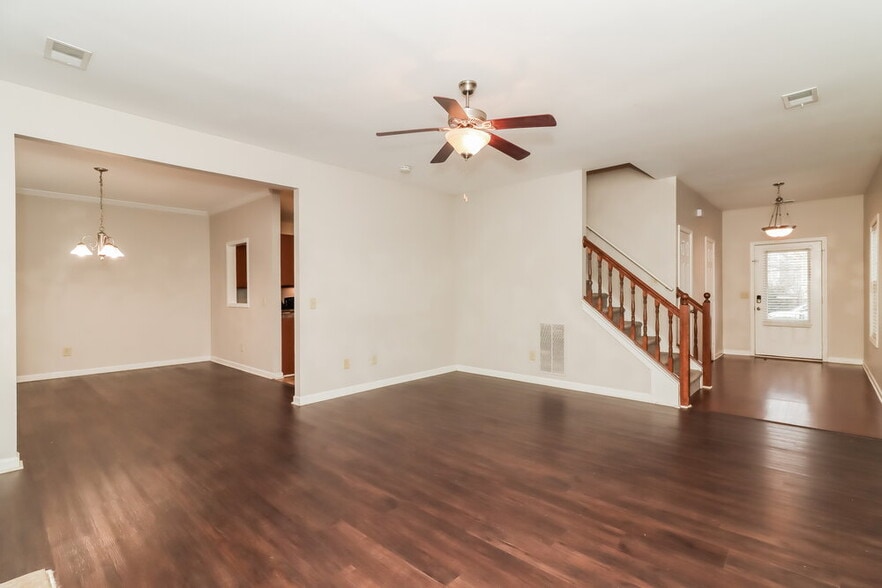 Building Photo - 27 Oakbrook Dr