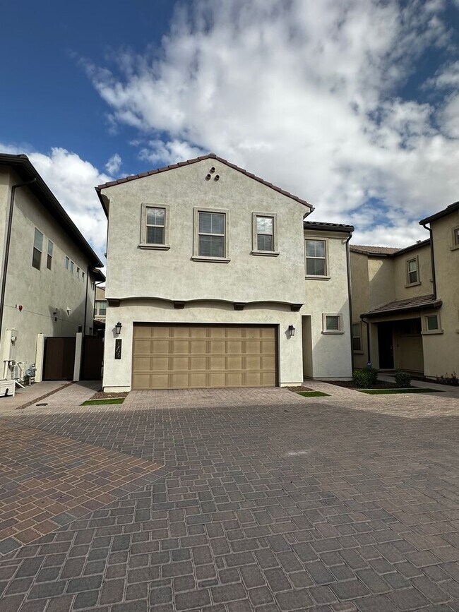 Building Photo - RECKER AND RAY MOVE IN READY 4 BEDROOM 2.5 BATHROOM HOME PERFECTLY LOCATED