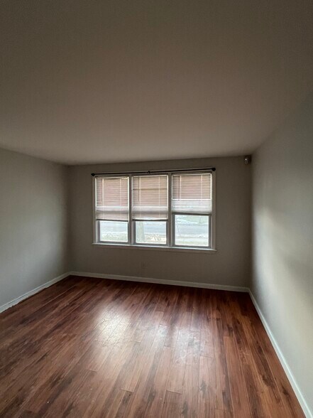 Building Photo - 209 Shoshone St