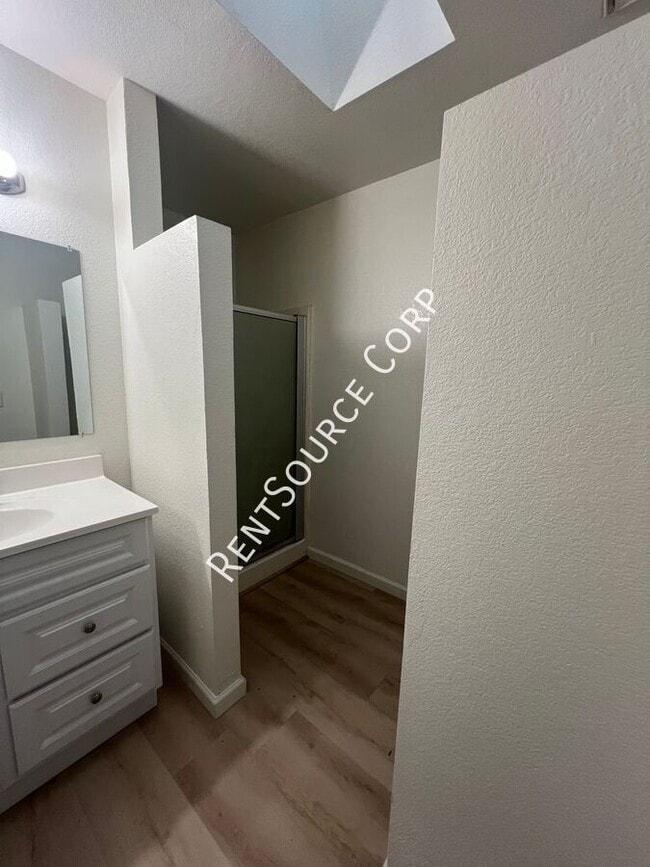 Building Photo - 841 Chateau Way