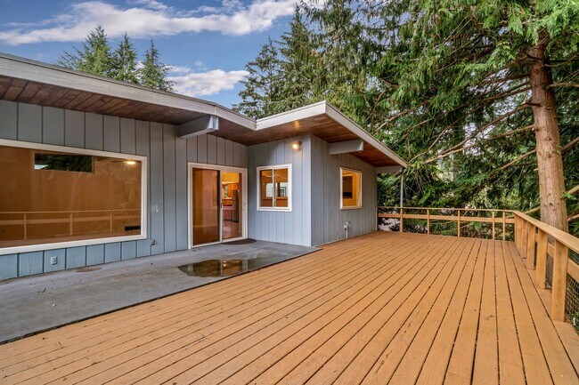 Building Photo - 6 Bedroom Home minutes from Saltwater Park...