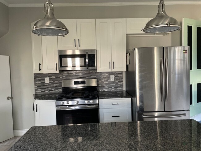 Building Photo - Beautifully Renovated Home in Columbia Bor...