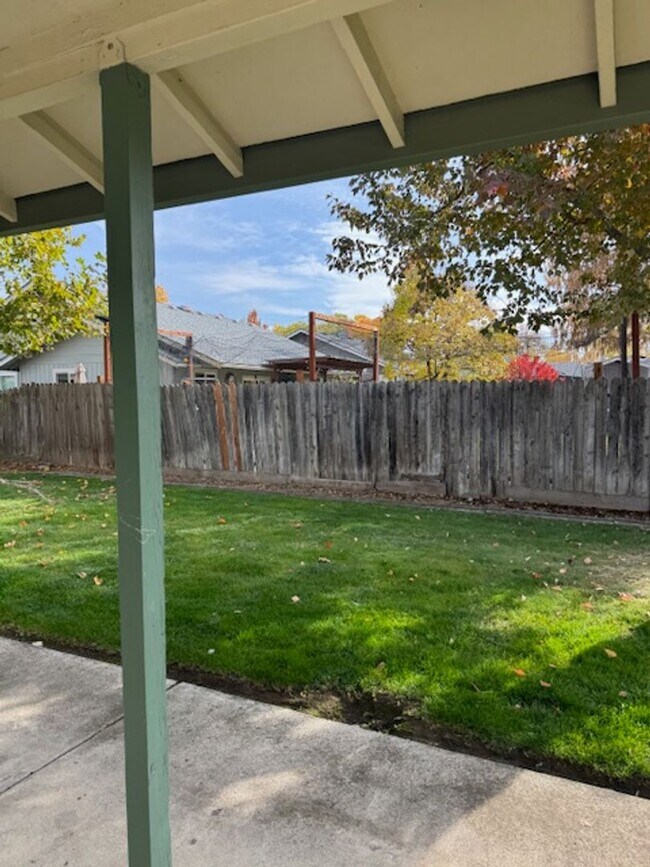 Building Photo - SINGLE LEVEL 3 BEDROOM HOME, FENCED IN YARD