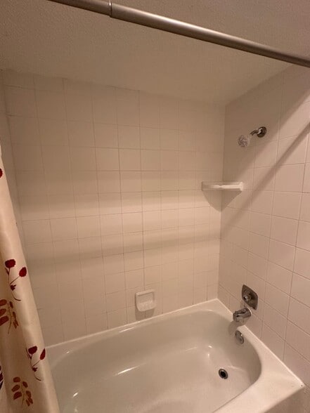 Building Photo - 13909 Fairhill Ave